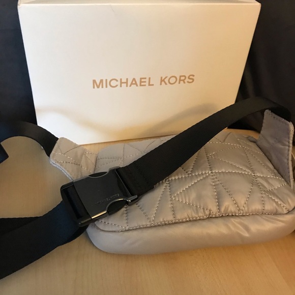 Vegan MICHAEL KORS Belt Bag quilted lightweight grey & silver NWT + Original box - Picture 6 of 13